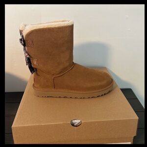 ✨NIB! UGG Bailey Bow Leopard available in Black and chestnut, size:9